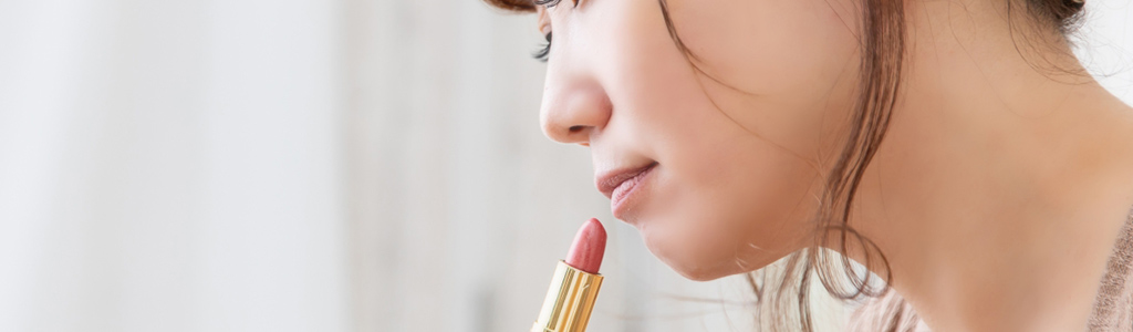 唇と肌の境目がぼやけて、口紅がにじむ