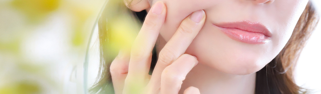 唇の血色が悪く、顔全体が暗く見える